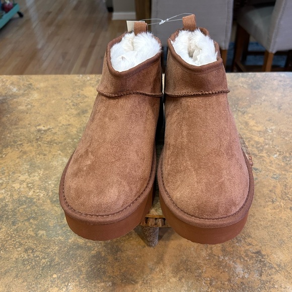 NWT Aerie Faux Suede Mini Platform Ankle Boots with Fur Lining - Picture 2 of 7
